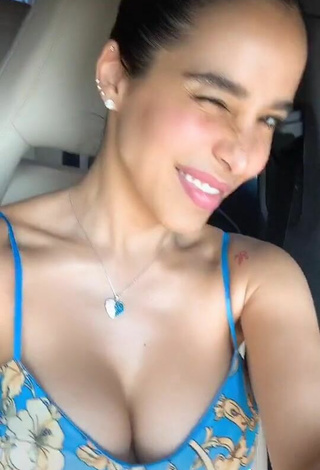 4. Cariño Jessi Pereira Enseña Escote Con Sensuales Top Corto En Un Coche