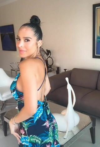 5. Sexy Jessi Pereira Enseña Escote Con Vestido De Verano Floral