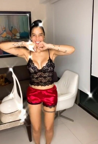 Atractiva Jessi Pereira enseña escote con Seductores Top Corto