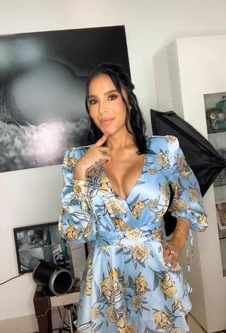 Guapísima Jessi Pereira enseña escote con Atractivos Vestido Floral