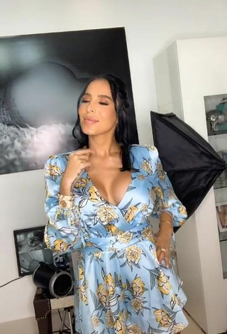 2. Guapísima Jessi Pereira Enseña Escote Con Atractivos Vestido Floral