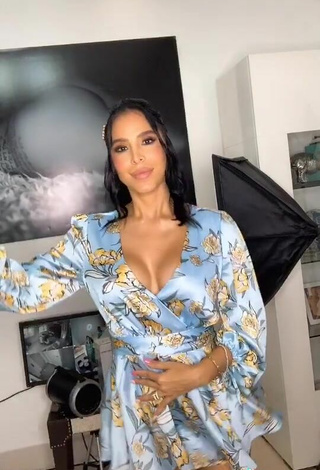 3. Guapísima Jessi Pereira Enseña Escote Con Atractivos Vestido Floral