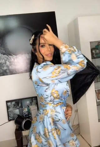 5. Guapísima Jessi Pereira Enseña Escote Con Atractivos Vestido Floral