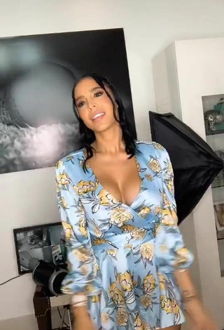 6. Guapísima Jessi Pereira Enseña Escote Con Atractivos Vestido Floral