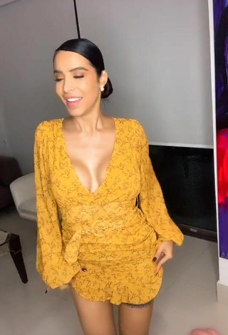 Adorable Jessi Pereira enseña escote con Vestido Amarillo