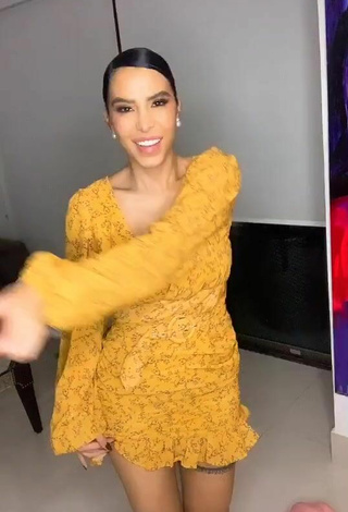 2. Adorable Jessi Pereira Enseña Escote Con Vestido Amarillo