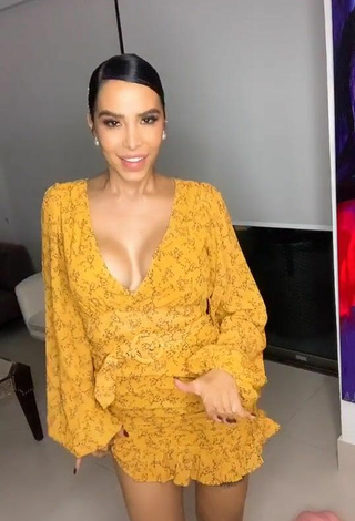 3. Adorable Jessi Pereira Enseña Escote Con Vestido Amarillo