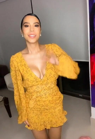 6. Adorable Jessi Pereira Enseña Escote Con Vestido Amarillo