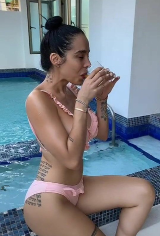 Preciosa Jessi Pereira enseña escote con Bikini Rosa en la piscina