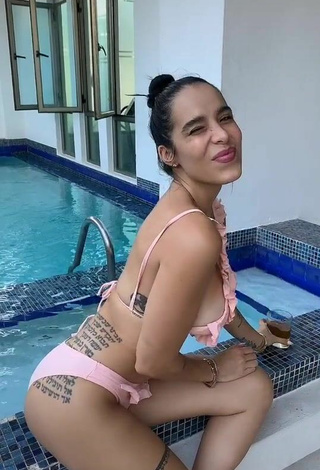 2. Preciosa Jessi Pereira Enseña Escote Con Bikini Rosa En La Piscina