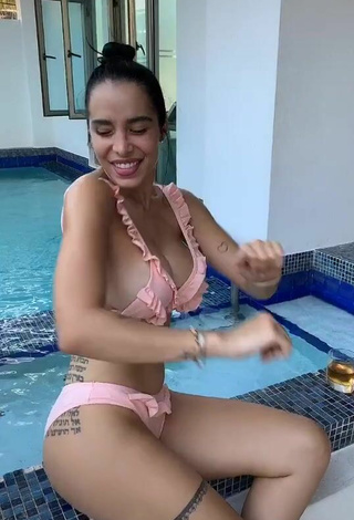 5. Preciosa Jessi Pereira Enseña Escote Con Bikini Rosa En La Piscina