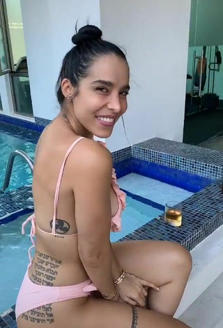 6. Preciosa Jessi Pereira Enseña Escote Con Bikini Rosa En La Piscina