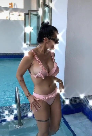 Caliente Jessi Pereira enseña escote con Bikini Rosa en la piscina