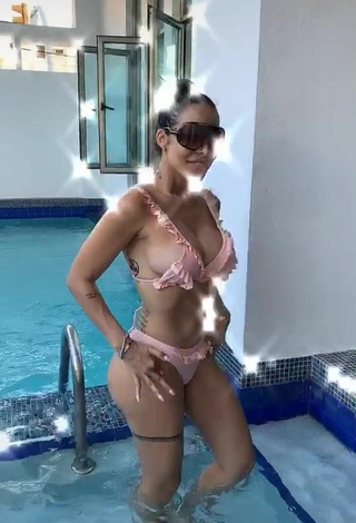 3. Caliente Jessi Pereira Enseña Escote Con Bikini Rosa En La Piscina