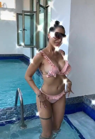 4. Caliente Jessi Pereira Enseña Escote Con Bikini Rosa En La Piscina