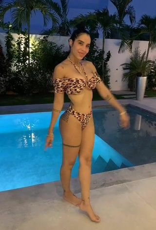 Atractiva Jessi Pereira con Provocativos Bikini Leopardo en la piscina