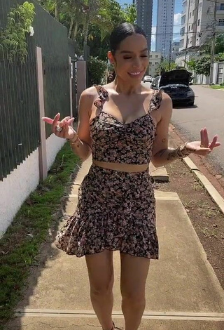 Hermosa Jessi Pereira enseña escote con Top Corto Floral en una calle