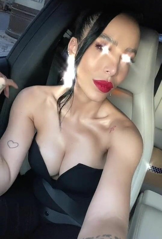 Jessi Pereira Muestra Escote Bonita  en un coche