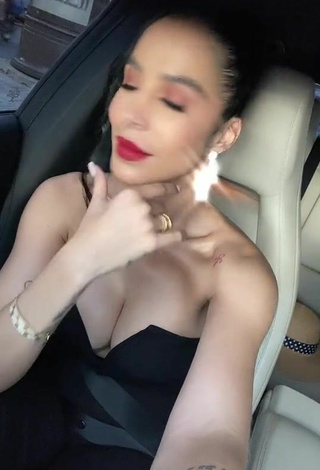 2. Jessi Pereira Muestra Escote Bonita  En Un Coche