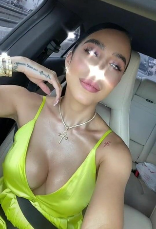 Atractiva Jessi Pereira enseña escote con Provocativos Vestido Verde en un coche