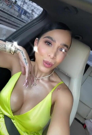 3. Atractiva Jessi Pereira Enseña Escote Con Provocativos Vestido Verde En Un Coche