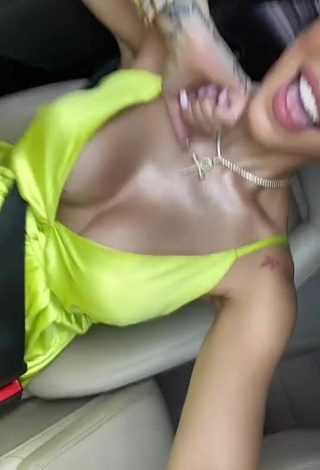 4. Atractiva Jessi Pereira Enseña Escote Con Provocativos Vestido Verde En Un Coche