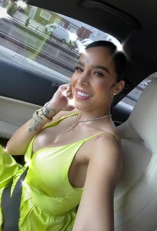 5. Atractiva Jessi Pereira Enseña Escote Con Provocativos Vestido Verde En Un Coche