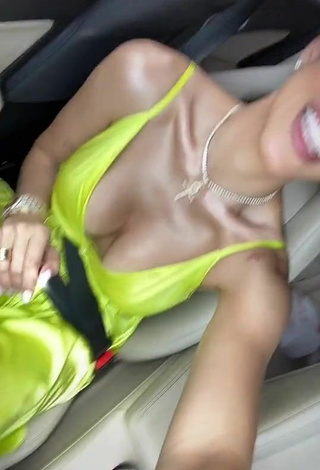 6. Atractiva Jessi Pereira Enseña Escote Con Provocativos Vestido Verde En Un Coche