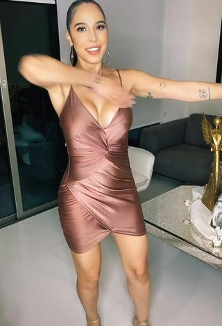 Maravillosa Jessi Pereira enseña escote con Vestido Marrón y Tetas Saltarinas