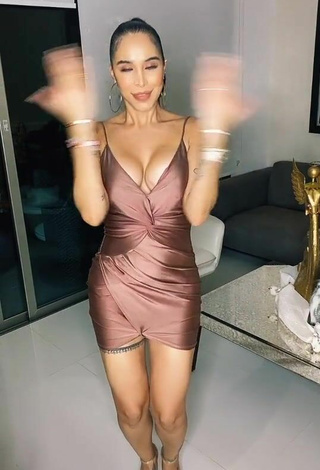 3. Maravillosa Jessi Pereira Enseña Escote Con Vestido Marrón Y Tetas Saltarinas