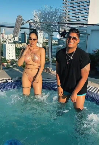 Guapísima Jessi Pereira con Atractivos Bikini Beige en la piscina