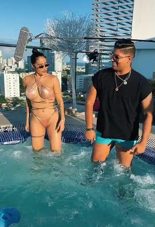 4. Guapísima Jessi Pereira Con Atractivos Bikini Beige En La Piscina