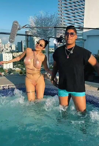 5. Guapísima Jessi Pereira Con Atractivos Bikini Beige En La Piscina