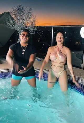 2. Sexy Jessi Pereira Con Bikini Beige En La Piscina