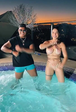 3. Sexy Jessi Pereira Con Bikini Beige En La Piscina