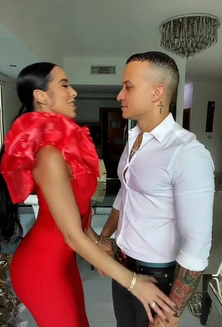 Magnífica Jessi Pereira enseña escote con Tentadores Vestido Rojo