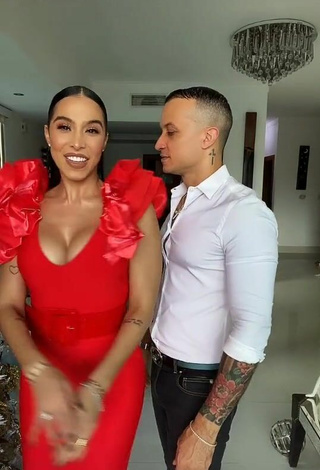 2. Magnífica Jessi Pereira Enseña Escote Con Tentadores Vestido Rojo