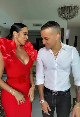 4. Magnífica Jessi Pereira Enseña Escote Con Tentadores Vestido Rojo