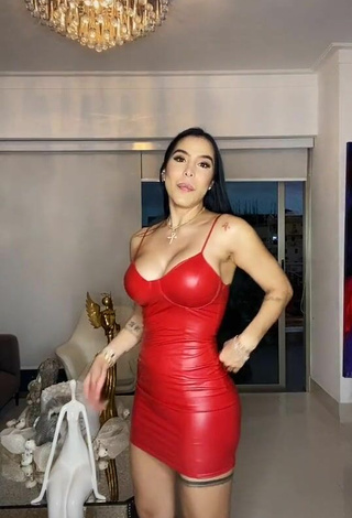 Caliente Jessi Pereira enseña escote con Vestido Rojo sin brassière