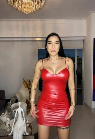 3. Caliente Jessi Pereira Enseña Escote Con Vestido Rojo Sin Brassière