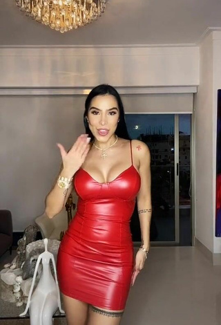 4. Caliente Jessi Pereira Enseña Escote Con Vestido Rojo Sin Brassière