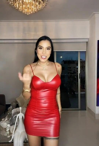 5. Caliente Jessi Pereira Enseña Escote Con Vestido Rojo Sin Brassière