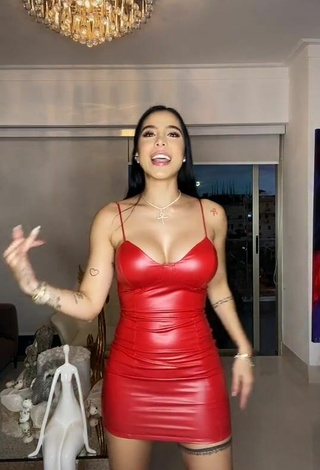 6. Caliente Jessi Pereira Enseña Escote Con Vestido Rojo Sin Brassière