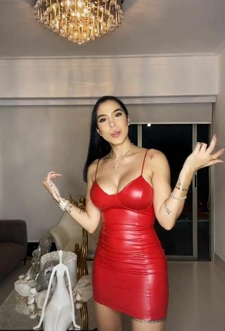 Cariño Jessi Pereira enseña escote con Sensuales Vestido Rojo