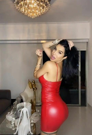 4. Cariño Jessi Pereira Enseña Escote Con Sensuales Vestido Rojo