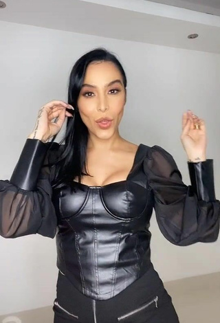 Sexy Jessi Pereira enseña escote con Corsé Negro