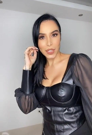 3. Sexy Jessi Pereira Enseña Escote Con Corsé Negro