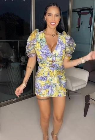 Preciosa Jessi Pereira enseña escote con Vestido Floral y Tetas Saltarinas