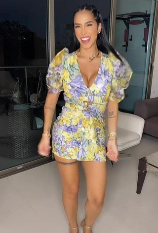 2. Preciosa Jessi Pereira Enseña Escote Con Vestido Floral Y Tetas Saltarinas