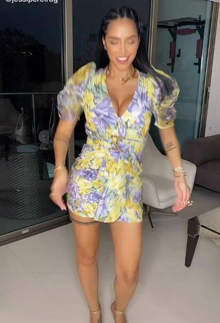 5. Preciosa Jessi Pereira Enseña Escote Con Vestido Floral Y Tetas Saltarinas